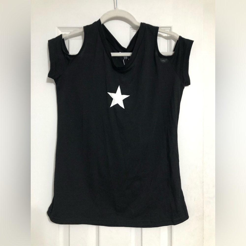 Black open shoulder star tee shirt women’s size large new‎ Coeur De vogue NWT